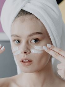 Marta Masi, farmacêutica, sobre o creme Nivea da lata azul: 'Ele pode ser usado no rosto se a pele for seca e tolerá-lo bem, especialmente à noite ou em áreas específicas que precisem de maior proteção'