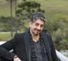 Com a ajuda de Ariel (Michel Melamed), Felipe reconquista Lívia