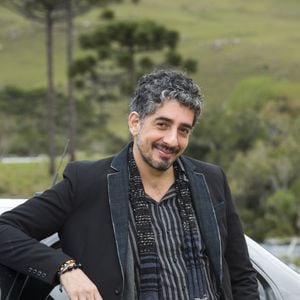 Com a ajuda de Ariel (Michel Melamed), Felipe reconquista Lívia