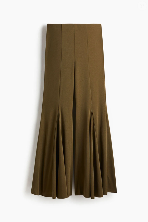 As costuras aparentes e a abertura ampla na barra transformam a clássica flare em uma versão atualizada e cheia de personalidade. O item pode ser encontrado por R$ 169,90 no e-commerce oficial da H&M