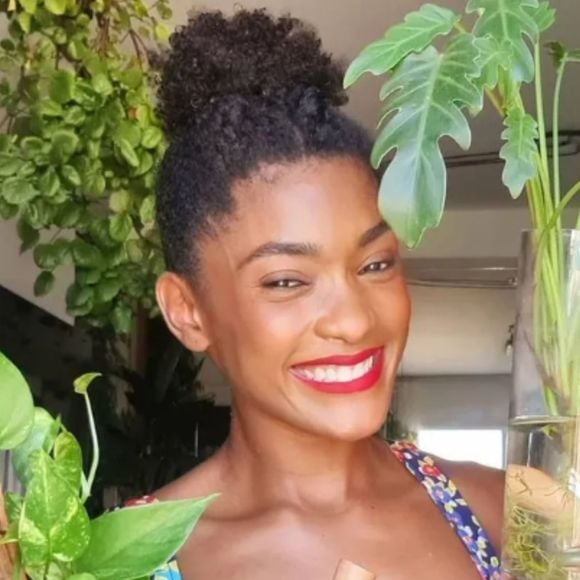 Um estudo revelou que as pessoas que têm plantas em casa sofrem menos de estresse; foto para ilustrar a matéria com a atriz Érika Januza