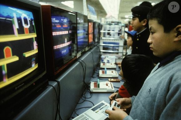 Segundo o Independent UK, Hiroshi Yamauchi assumiu a Nintendo em 1949, após a morte do avô, Sekiryo Yamauchi, quando a empresa da família ainda tinha como principal atividade a fabricação das tradicionais cartas japonesas hanafuda