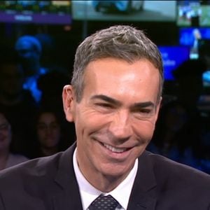 César Tralli na bancada do Jornal Nacional
