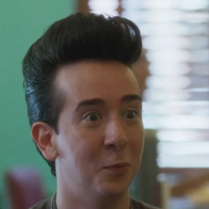 Resumo dos capítulos finais de ‘Garota do Momento’: Topete fará sucesso com seu programa na TV.