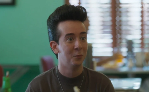 Resumo dos capítulos finais de ‘Garota do Momento’: Topete fará sucesso com seu programa na TV.