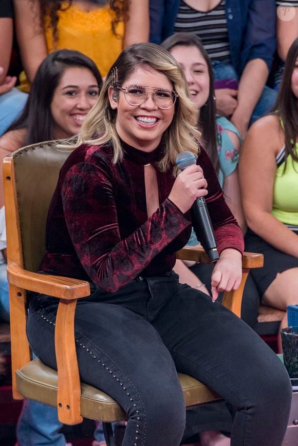 Conhecida por sua voz marcante, autenticidade e conexão profunda com o público, Marília ganha agora uma collab que celebra sua história, estilo e símbolos que eternizou — como a coroa, o coração partido e as letras que tocaram gerações.