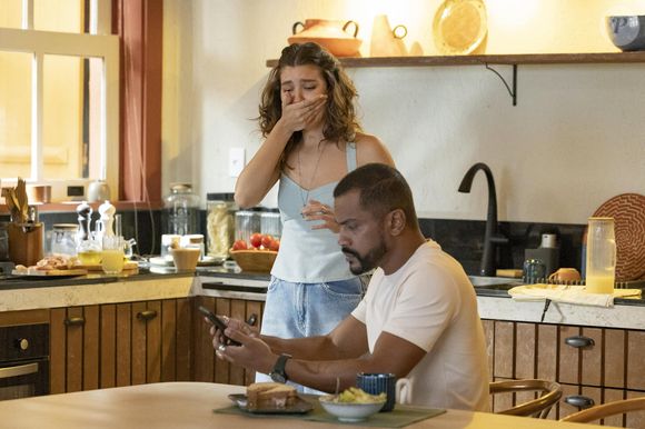 Michele está se envolvendo com Daniel, quando Cristiano volta na novela Mania de Você