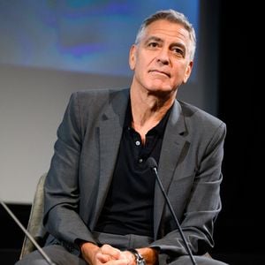 George Clooney relembrou o período em que enfrentava dificuldades financeiras e fazia testes de elenco de bicicleta em Los Angeles