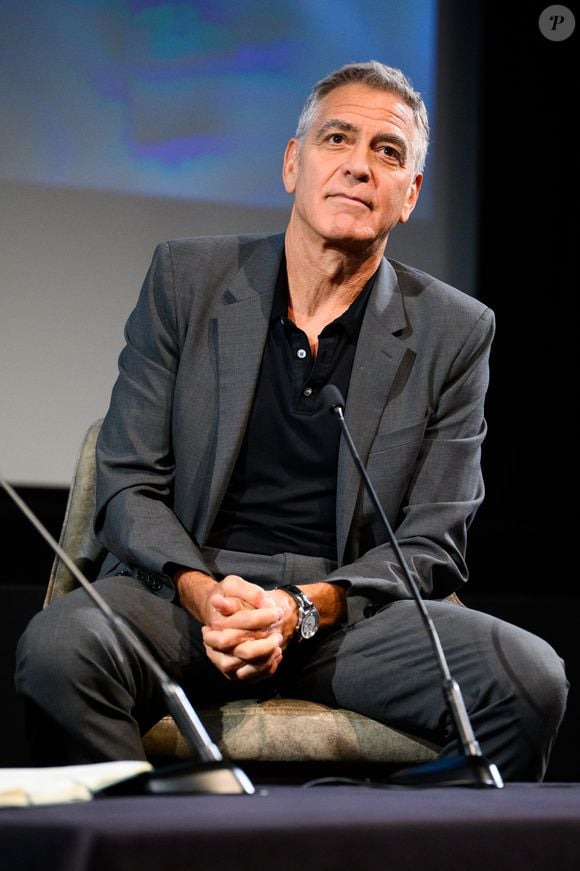 George Clooney relembrou o período em que enfrentava dificuldades financeiras e fazia testes de elenco de bicicleta em Los Angeles