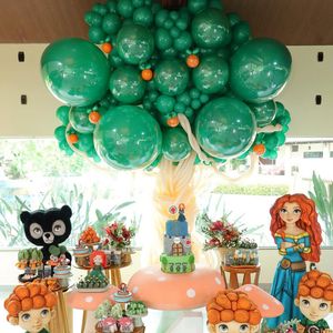 Mais um close na mesa principal com bonecos e decorações temáticas encantadoras