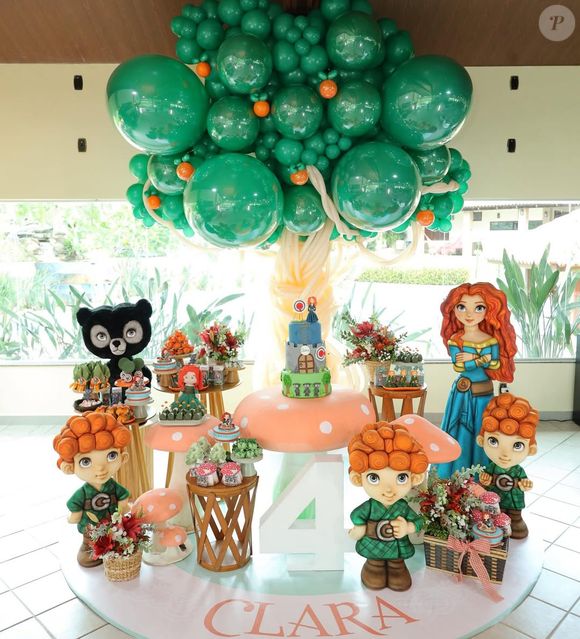 Mais um close na mesa principal com bonecos e decorações temáticas encantadoras