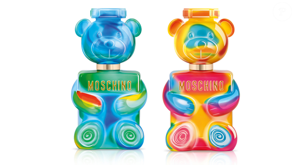 A Moschino Beauty amplia sua icônica linha de fragrâncias Toy com o lançamento de Toy 2 Gummy e Toy 2 Yummy, duas novas fragrâncias femininas inspiradas no universo colorido das lojas de doces. As novidades chegam ao mercado brasileiro em outubro com uma parceria especial com a Fini, marca conhecida por suas balas de gelatina e regaliz