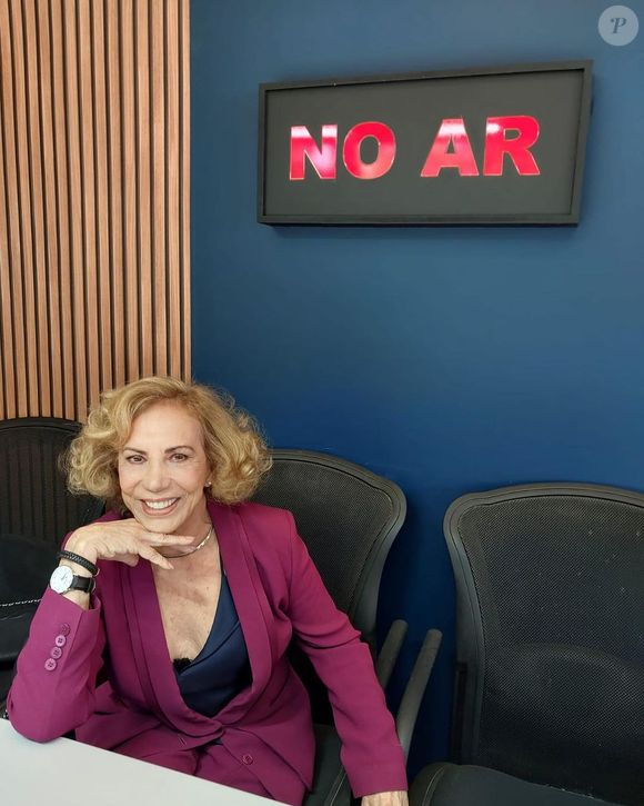 Tons perolados como cinza, rosa e coral metálico marcaram gerações e voltaram à moda. Essas cores, que muitas avós adotavam religiosamente, quando o vermelho ainda não dominava as escolhas, vêm ditando tendências nas últimas temporadas