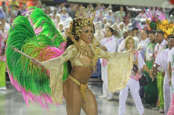 Carnaval de Evelyn Bastos: rainha de bateria da Mangueira surgiu com fantasia dourada e asas verde e rosa, além de maquiagem banhada a ouro 18 quilates em 2015