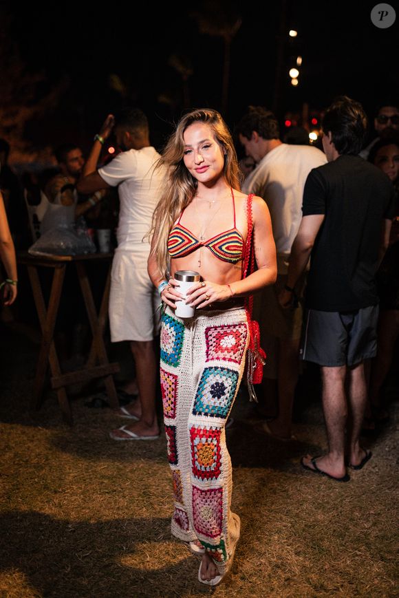 Crochê em looks de verão: Bruna Griphão combinou top e saia longa com a tendência em festa de Réveillon