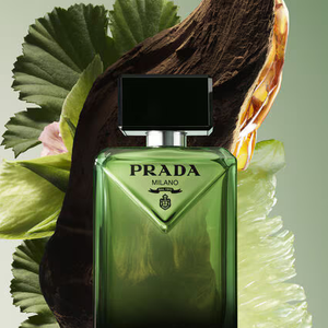 Com notas amadeiradas, toque âmbar e um fundo extremamente sofisticado, o Prada Paradigme entrega aquele cheiro de homem milionário discreto que domina as tendências de perfumaria de luxo para o inverno 2026