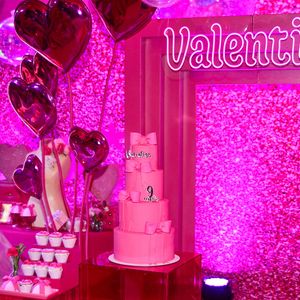 A decoração exclusiva escolhida por Deolane Bezerra transformou o aniversário de Valentina em um cenário cenográfico luxuoso