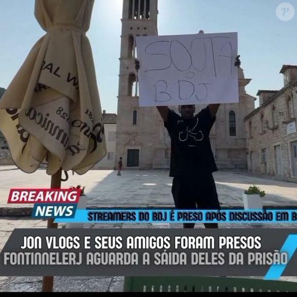 Fontinnelerj protestou com um cartaz em frente à delegacia, pedindo a liberação de Jon Vlogs: 'SOUTA O BDJ'