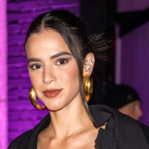 Bruna Marquezine proíbe celulares e terá show de cantor querido em festa: convite vaza na web e detalhe rouba a cena. 'Igual nós pobres'