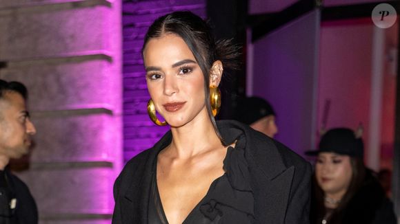 Bruna Marquezine proíbe celulares e terá show de cantor querido em festa: convite vaza na web e detalhe rouba a cena. 'Igual nós pobres'