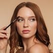 Helena Rodero, farmacêutica, sobre como ter sobrancelhas mais densas e bonitas: 'Quando tinjo a raiz do cabelo, aproveito a mesma tintura e a aplico na sobrancelha com cuidado'
