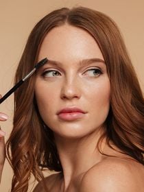 Helena Rodero, farmacêutica, sobre como ter sobrancelhas mais densas e bonitas: 'Quando tinjo a raiz do cabelo, aproveito a mesma tintura e a aplico na sobrancelha com cuidado'