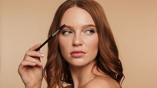 Helena Rodero, farmacêutica, sobre como ter sobrancelhas mais densas e bonitas: 'Quando tinjo a raiz do cabelo, aproveito a mesma tintura e a aplico na sobrancelha com cuidado'
