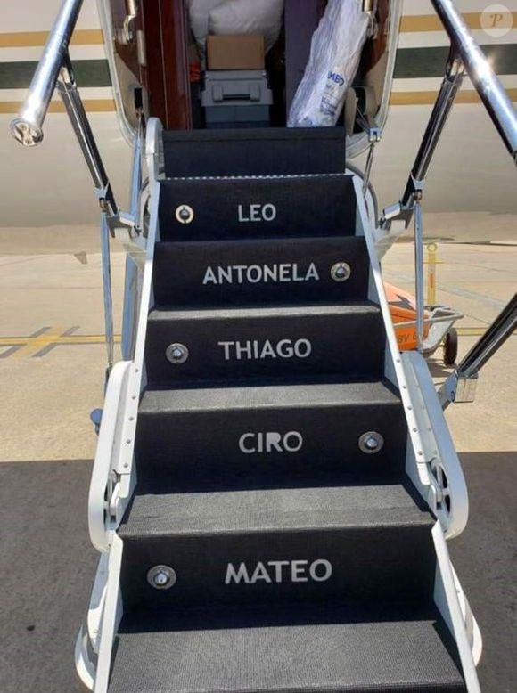 Escada do jatinho de Lionel Messi traz nomes da família do jogador