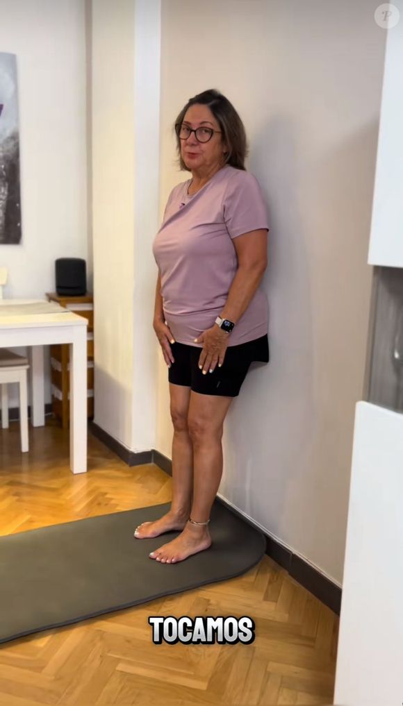 Fazer o exercício de roll down no pilates melhora a postura e a rigidez presente na região das costas.