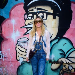 Carolina Doeckmmann usou um look confy para prestigiar o companheiro na novela 'Vale Tudo'