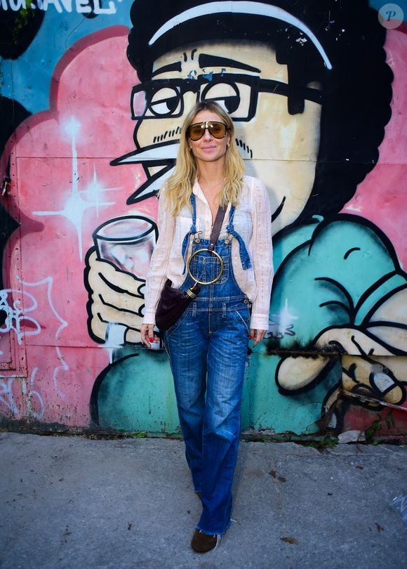 Carolina Doeckmmann usou um look confy para prestigiar o companheiro na novela 'Vale Tudo'