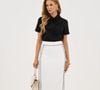 Esta saia midi da Via Tolentino reflete perfeitamente o conceito de luxo silencioso e a sofisticação urbana que Carolina Herrera sempre defendeu