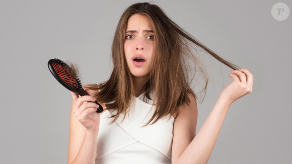 A queda de cabelo nessa transição do tempo é quase um ritual anual, algo que aceitamos como parte da mudança de estação