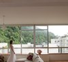 Apartamento de Letícia Colin valoriza a iluminação e ventilação natural com janelas amplas pelo ambiente