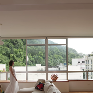 Apartamento de Letícia Colin valoriza a iluminação e ventilação natural com janelas amplas pelo ambiente