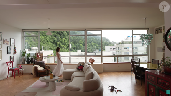 Apartamento de Letícia Colin valoriza a iluminação e ventilação natural com janelas amplas pelo ambiente