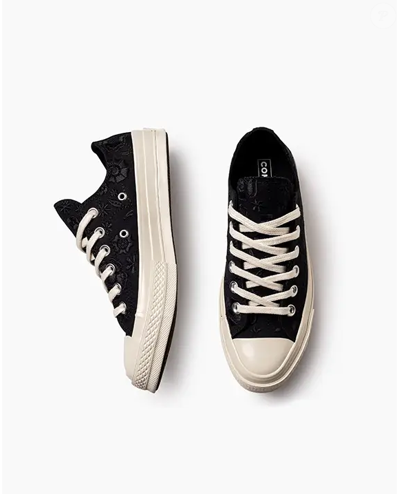 O floral monocromático do novo Chuck 70 transformou o tradicional tênis preto em um verdadeiro item fashion para quem ama conforto sem abrir mão da elegância