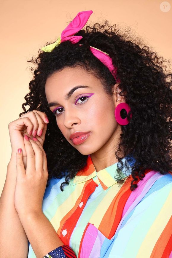 Camisas coloridas podem ser usadas para um look de arco-íris no Carnaval