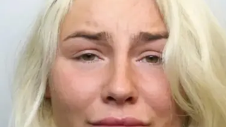 Modelo do OnlyFans afirmou que 'só queria assustar'o ex após o término - e então ele estava morto no chão da cozinha