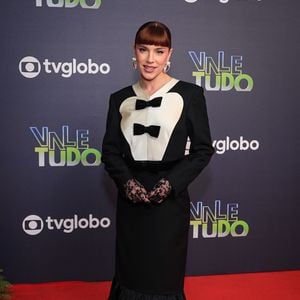 Alice também reforçou que moda não precisa ser sinônimo de ostentação. "Uma roupa não precisa necessariamente ser cara para ser bonita. Eu acho o caminho do brechó o melhor e mais interessante de todos."