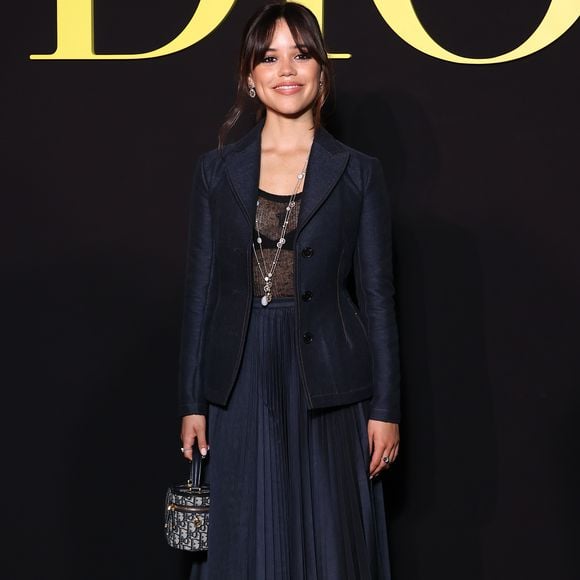 Jenna Ortega desfilava com looks grifados