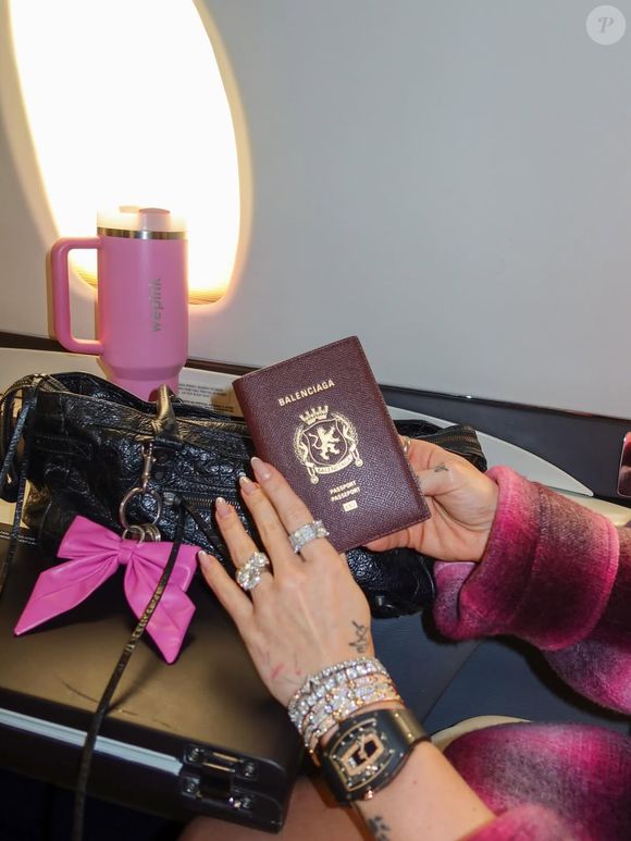 Casaco oversized da Balenciaga e relógio Richard Mille avaliado em cerca de R$ 1,69 milhão chamam atenção no visual da influenciadora para a viagem a Paris