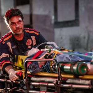 Fãs de Grey's Anatomy encontram em Emergência 53 uma nova história sobre médicos, amizade e decisões de vida ou morte