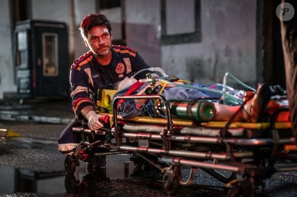 Fãs de Grey's Anatomy encontram em Emergência 53 uma nova história sobre médicos, amizade e decisões de vida ou morte