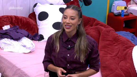 Eva e Renata observam a movimentação da casa e tentam definir a melhor estratégia para escapar do Paredão
