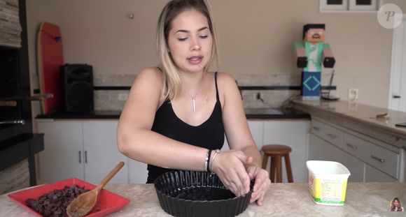 Com a mistura pronta, basta untar uma forma com manteiga e despejar metade da massa