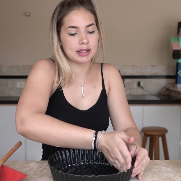 Com a mistura pronta, basta untar uma forma com manteiga e despejar metade da massa