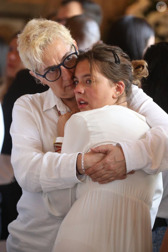Sobrinha de Preta Gil e filha de Bela Gil, Flor foi consolada por pessoas presentes no velório