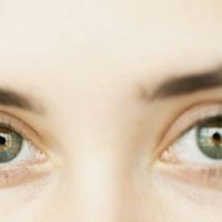 Essa cor para delinear os olhos é muito melhor do que o branco e neutraliza todas as vermelhidões