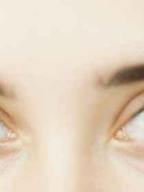 Essa cor para delinear os olhos é muito melhor do que o branco e neutraliza todas as vermelhidões